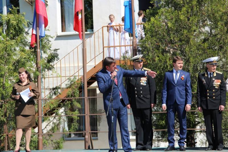 torzhestvennaya_chastj_prohozhdenie_lichnogo_sostava_garnizona_koncert_09_05_2016_17_web_17